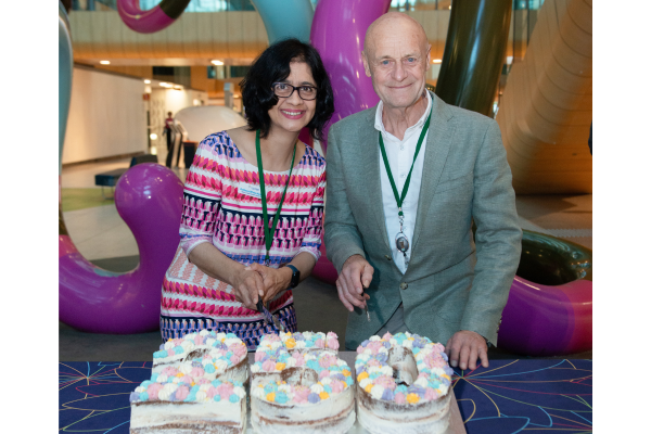 Picture of Professor Bob Jones and Professor Winita Hardikar cutting the cake